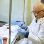 18.02.2021 Starachowice. Zakład patomorfologii przy szpitalu powiatowym. Patomorfolog Krzysztof Daniszewski wstępnie ocenia próbki materiału / Jarosław Kubalski / Radio Kielce