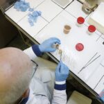 18.02.2021 Starachowice. Zakład patomorfologii przy szpitalu powiatowym. Patomorfolog Krzysztof Daniszewski wstępnie ocenia próbki materiału / Jarosław Kubalski / Radio Kielce