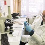 18.02.2021 Starachowice. Zakład patomorfologii przy szpitalu powiatowym. Patomorfolog Krzysztof Daniszewski / Jarosław Kubalski / Radio Kielce