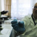 18.02.2021 Starachowice. Zakład patomorfologii przy szpitalu powiatowym. Próbki pod mikroskop / Jarosław Kubalski / Radio Kielce