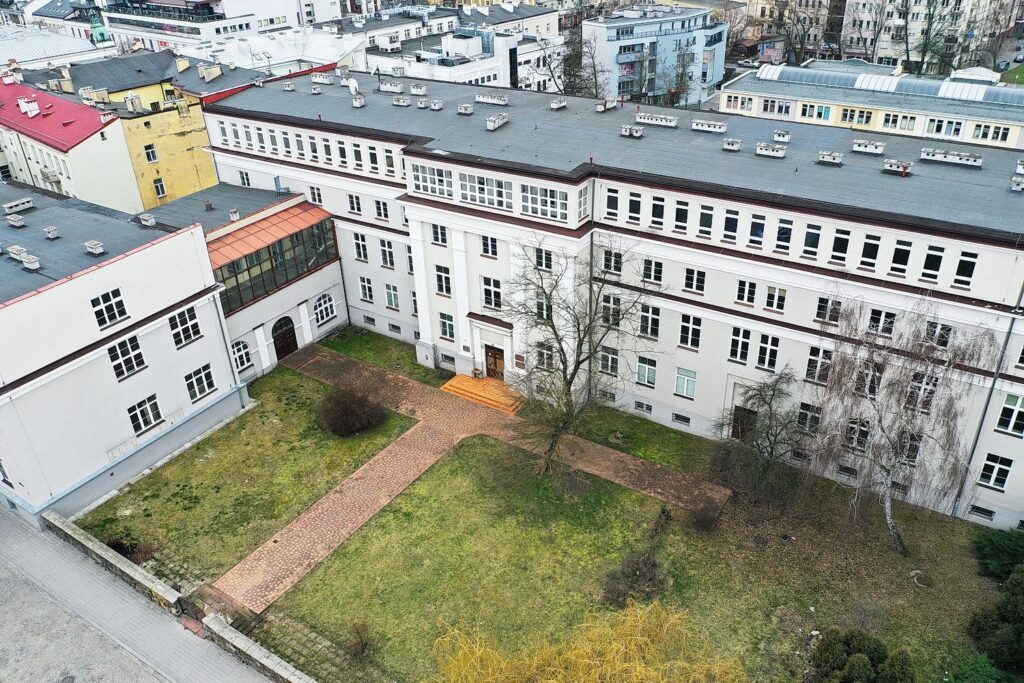 Pustostany straszą. Jaka będzie ich przyszłość? - Radio Kielce Kielce. Pustostany. Dawny budynek UJK przy ulicy Leśnej / Jarosław Kubalski / Radio Kielce