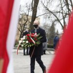 01.03.2021 Kielce. Narodowy Dzień Pamięci Żołnierzy Wyklętych. Złożenie kwiatów pod pomnikiem Armii Krajowej na skwerze Stefana Żeromskiego. Na zdjęciu od lewej: marszałek Andrzej Betkowski, prezydent Kielc Bogdan Wenta, wojewoda Zbigniew Koniusz i naczelnik kieleckiej delegatury IPN Dorota Koczwańska-Kalita / Jarosław Kubalski / Radio Kielce