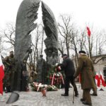 01.03.2021 Kielce. Narodowy Dzień Pamięci Żołnierzy Wyklętych. Złożenie kwiatów pod pomnikiem Armii Krajowej na skwerze Stefana Żeromskiego. Na zdjęciu od lewej: marszałek Andrzej Betkowski, prezydent Kielc Bogdan Wenta, wojewoda Zbigniew Koniusz, naczelnik kieleckiej delegatury IPN Dorota Koczwańska-Kalita i Komendant Wojewódzki Policji nadinsp. dr Jarosław Kaleta / Jarosław Kubalski / Radio Kielce