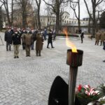01.03.2021 Kielce. Narodowy Dzień Pamięci Żołnierzy Wyklętych. Złożenie kwiatów pod pomnikiem Armii Krajowej na skwerze Stefana Żeromskiego. Na zdjęciu: wiceminister spraw zagranicznych Piotr Wawrzyk / Jarosław Kubalski / Radio Kielce