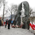 01.03.2021 Kielce. Narodowy Dzień Pamięci Żołnierzy Wyklętych. Złożenie kwiatów pod pomnikiem Armii Krajowej na skwerze Stefana Żeromskiego / Jarosław Kubalski / Radio Kielce