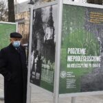01.03.2021 Kielce. Narodowy Dzień Pamięci Żołnierzy Wyklętych. Złożenie kwiatów pod pomnikiem Armii Krajowej na skwerze Stefana Żeromskiego. Kwiaty składają członkowie stowarzyszenia byłych żołnierzy wojsk powietrzno-desantowych „Czerwone berety” / Jarosław Kubalski / Radio Kielce