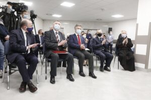 02.03.2021 Kielce. Otwarcie nowego budynku szpitala MSWiA. Na zdjęciu (od lewej): Marek Bogusławski - wicemarszałek województwa świętokrzyskiego, Krzysztof Wawro - dyrektor Departamentu Zdrowia przy Ministerstwie Spraw Wewnętrznych i Administracji, senator Krzysztof Słoń, Zbigniew Koniusz - wojewoda świętokrzyski i Jan Piotrowski - biskup kielecki / Jarosław Kubalski / Radio Kielce