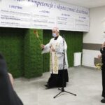 02.03.2021 Kielce. Otwarcie nowego budynku szpitala MSWiA. Poświęcenia dokonał biskup Jan Piotrowski. Z prawej: ksiądz Andrzej Drapała / Jarosław Kubalski / Radio Kielce