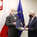 03.03.2021 Kielce. Wręczenie nagród: Świętokrzyski Racjonalizator. Na zdjęciu od lewej:  prof. UJK dr hab. Piotr Słomkiewicz i marszałek Andrzej Bętkowski / Jarosław Kubalski / Radio Kielce