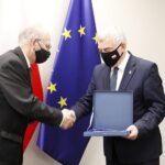 03.03.2021 Kielce. Wręczenie nagród: Świętokrzyski Racjonalizator. Na zdjęciu od lewej: prof. dr hab. inż. Marek Iwański i marszałek Andrzej Bętkowski / Jarosław Kubalski / Radio Kielce