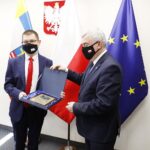 03.03.2021 Kielce. Wręczenie nagród: Świętokrzyski Racjonalizator. Na zdjęciu od lewej: dr inż. Paweł Zmarzły i marszałek Andrzej Bętkowski / Jarosław Kubalski / Radio Kielce