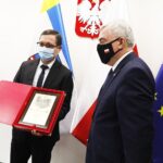 03.03.2021 Kielce. Wręczenie nagród: Świętokrzyski Racjonalizator. Na zdjęciu od lewej: dr hab. inż. Łukasz Nowakowski i marszałek Andrzej Bętkowski / Jarosław Kubalski / Radio Kielce
