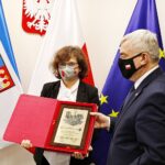 03.03.2021 Kielce. Wręczenie nagród: Świętokrzyski Racjonalizator. Na zdjęciu od lewej: dr hab. Anna Adach i marszałek Andrzej Bętkowski / Jarosław Kubalski / Radio Kielce