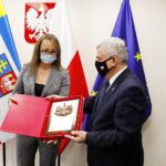 03.03.2021 Kielce. Wręczenie nagród: Świętokrzyski Racjonalizator. Na zdjęciu od lewej: mgr inż. Aneta Oleszek i marszałek Andrzej Bętkowski / Jarosław Kubalski / Radio Kielce