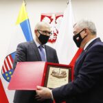 03.03.2021 Kielce. Wręczenie nagród: Świętokrzyski Racjonalizator. Na zdjęciu od lewej: Remigiusz Szpepaniak - INWEX SP. z o.o i marszałek Andrzej Bętkowski / Jarosław Kubalski / Radio Kielce