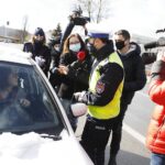 08.03.2021 Kielce. Policja i pracownicy ŚCO z okazji Dnia Kobiet wręczają kobietom upominki i zaproszenia na badania profilaktyczne / Jarosław Kubalski / Radio Kielce