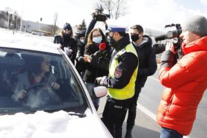 08.03.2021 Kielce. Policja i pracownicy ŚCO z okazji Dnia Kobiet wręczają kobietom upominki i zaproszenia na badania profilaktyczne / Jarosław Kubalski / Radio Kielce