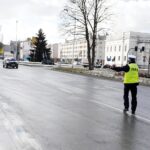 08.03.2021 Kielce. Policja i pracownicy ŚCO z okazji Dnia Kobiet wręczają kobietom upominki i zaproszenia na badania profilaktyczne / Jarosław Kubalski / Radio Kielce