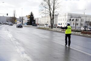 08.03.2021 Kielce. Policja i pracownicy ŚCO z okazji Dnia Kobiet wręczają kobietom upominki i zaproszenia na badania profilaktyczne / Jarosław Kubalski / Radio Kielce