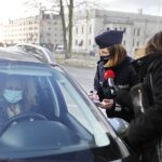 08.03.2021 Kielce. Policja i pracownicy ŚCO z okazji Dnia Kobiet wręczają kobietom upominki i zaproszenia na badania profilaktyczne / Jarosław Kubalski / Radio Kielce