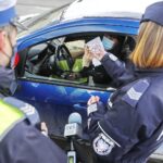 08.03.2021 Kielce. Policja i pracownicy ŚCO z okazji Dnia Kobiet wręczają kobietom upominki i zaproszenia na badania profilaktyczne / Jarosław Kubalski / Radio Kielce