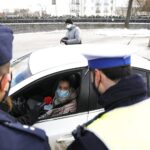 08.03.2021 Kielce. Policja i pracownicy ŚCO z okazji Dnia Kobiet wręczają kobietom upominki i zaproszenia na badania profilaktyczne / Jarosław Kubalski / Radio Kielce