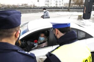 08.03.2021 Kielce. Policja i pracownicy ŚCO z okazji Dnia Kobiet wręczają kobietom upominki i zaproszenia na badania profilaktyczne / Jarosław Kubalski / Radio Kielce