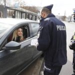 08.03.2021 Kielce. Policja i pracownicy ŚCO z okazji Dnia Kobiet wręczają kobietom upominki i zaproszenia na badania profilaktyczne / Jarosław Kubalski / Radio Kielce