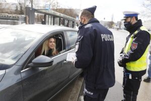 08.03.2021 Kielce. Policja i pracownicy ŚCO z okazji Dnia Kobiet wręczają kobietom upominki i zaproszenia na badania profilaktyczne / Jarosław Kubalski / Radio Kielce