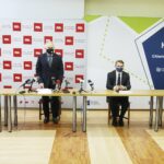 08.03.2021 Kielce Podpisanie umowy pomiędzy GUM a PŚk i UJK. Na zdjęciu od lewej: wicemarszałek Renata Janik, rektor Politechniki Świętokrzyskiej Zbigniew Koruba, prezes Głównego Urzędu Miar Jacek Semaniak i rektor Uniwersytetu Jana Kochanowskiego Stanisław Głuszek / Jarosław Kubalski / Radio Kielce