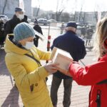 10.03.2021 Radio Kielce. Budki lęgowe dla sikorek i jerzyków otrzymali słuchacze / Jarosław Kubalski / Radio Kielce