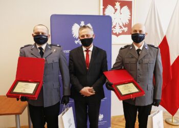 10.03.2021 Kielce. ŚUW. Wojewoda Zbigniew Koniusz wręczył podziękowania policjantom, którzy uratowali ludzkie życie. Na zdjęciu od lewej: sierżant Marcin Bis, wojewoda Zbigniew Koniusz i sierżant sztabowy Krzysztof Kryś / Jarosław Kubalski / Radio Kielce