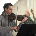 25.03.2021 Kielce. Katedra. Krypty. Nagrywanie koncertu "Impresje Wielkopostne". Michael Jones - skrzypce i Max Kowalski - kontrabas / Jarosław Kubalski / Radio Kielce