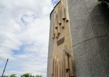 Napis „I love Kielce” stanie przed Kieleckim Centrum Kultury