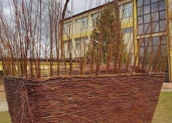 Koszyk upleciony przez młodzież z Zespołu Szkół i Placówek Oświatowych Województwa Łódzkiego w Łowiczu / FB Zespół Szkół i Placówek Oświatowych Województwa Łódzkiego w Łowiczu; zespollowicz.pl