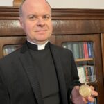 27.03.2021. Sandomierz. Zegarki ze skarbca kościoła seminaryjnego pw. św. Michała w Sandomierzu. Na zdjęciu: ks. dr Rafał Kułaga - rektor Wyższego Seminarium Duchownego w Sandomierzu / Grażyna Szlęzak-Wójcik / Radio Kielce