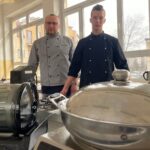 Na zdjęciu (od lewej): Tomasz Zapała -nauczyciel przedmiotów zawodowych i Dawid Baran - zwycięzca turnieju / Daniel Lenart / Radio Kielce