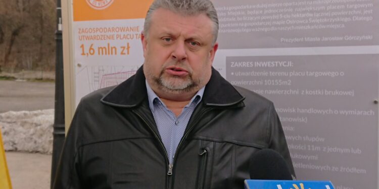 19.03.2021 Ostrowiec Świętokrzyski. Na zdjęciu: Mariusz Kosiarz - dyrektor Targowisk Miejskich w Ostrowcu Św. / Emilia Sitarska / Radio Kielce