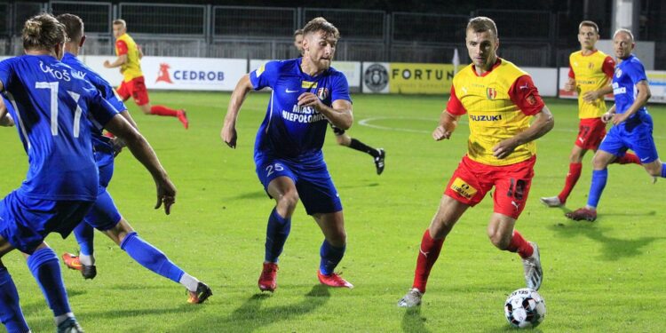 11.09.2020. Niepołomice. 3. kolejka Fortuna 1 ligi: Puszcza Niepołomice - Korona Kielce / Krzysztof Bujnowicz / Radio Kielce