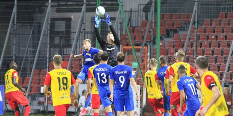 11.09.2020. Niepołomice. 3. kolejka Fortuna 1 ligi: Puszcza Niepołomice - Korona Kielce / Krzysztof Bujnowicz / Radio Kielce