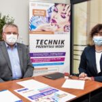 03.03.2021 Opatów. Na zdjęciu (od lewej): Janusz Wojdak - właściciel firmy Wojdak, Joanna Młynarska - dyrektor ZDZ im. gen. Władysława Andersa w Opatowie / ZDZ Opatów/Facebook