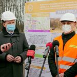 25.03.2021. Ostrowiec Świętokrzyski. Budowa łącznika ulic Furmańskiej i Chrzanowskiego. Na zdjęciu (od lewej): Dominik Podsiadło - dyrektor ds. realizacji Budromost Starachowice, Jarosław Górczyński - prezydent Ostrowca Świętokrzyskiego / Emilia Sitarska / Radio Kielce