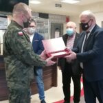 12.03.2021 Busko-Zdrój. Podziękowania dla żołnierzy WOT. Na zdjęciu (od lewej): kapitan Marcin Kowal - oficer prasowy 10. Świętokrzyskiej Brygady Obrony Terytorialnej, Łukasz Dobaj - dyrektor d/s lecznictwa w uzdrowisku, Stanisław Grzesiak - pełniący obowiązki prezesa Uzdrowisko Busko SA, Maciej Gawin - dyrektor szpitala  „Krystyna" / Marta Gajda / Radio Kielce