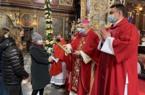 28.03.2021 Sandomierz. Bazylika katedralna. Wręczenie nagród laureatom diecezjalnego konkursu na najpiękniejszą wielkanocną palmę. Przedstawiciele parafialnego Zespołu Caritas z kościoła Wszystkich Świętych w Czyżowie Szlacheckim - pierwsze miejsce w kategorii wspólnot. Dyplom wręcza biskup Krzysztof Nitkiewicz / Grażyna Szlęzak-Wójcik / Radio Kielce