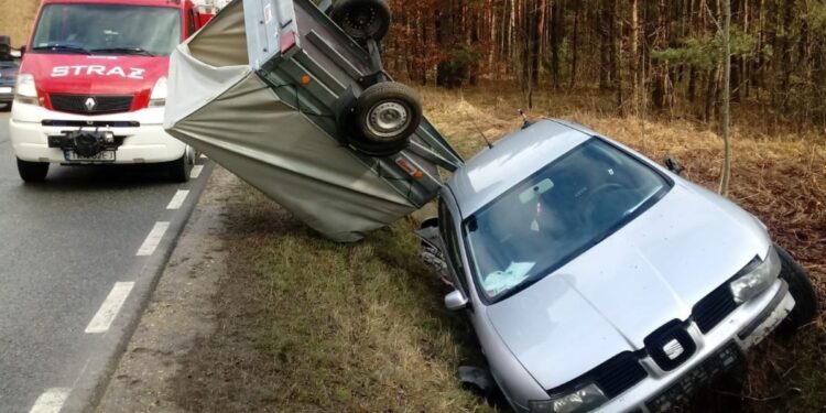 12.03.2021 Nowy Kazanów. Wypadek na drodze krajowej nr 42 / straż pożarna