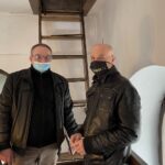 27.03.2021 Sandomierz. Na zdjęciu (od lewej): Piotr Dudek i Andrzej Chlibiński - opiekunowie zegara na ratuszu / Grażyna Szlęzak-Wójcik / Radio Kielce