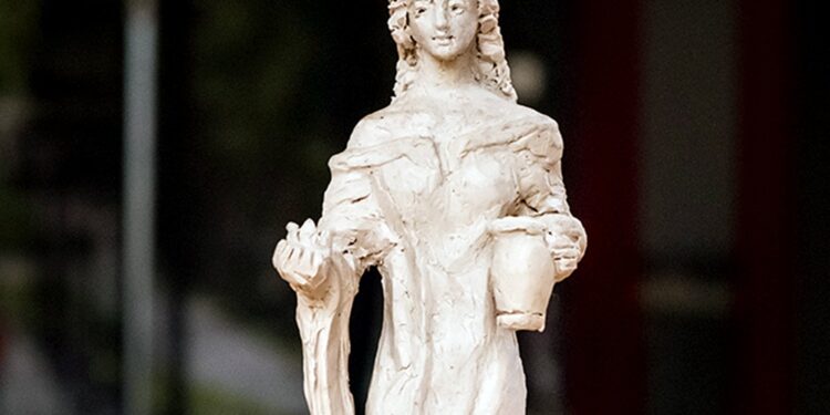 25.03.2021 Busko-Zdrój. Miniaturka rzeźby Królowej Jadwigi / Buskie Samorządowe Centrum Kultury