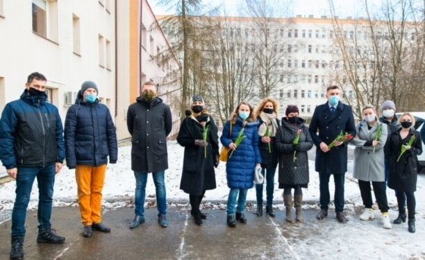 08.03.2021 Sandomierz. Akcja „Krew za babeczkę”. Na zdjęciu: sandomierscy urzędnicy  i pracownicy jednostek podległych gminie  w oczekiwaniu na oddanie krwi / Tomasz Chmiel / Urząd Miasta Sandomierza