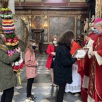 28.03.2021 Sandomierz. Bazylika katedralna. Wręczenie nagród laureatom diecezjalnego konkursu na najpiękniejszą wielkanocną palmę. Przedstawiciele Szkoły Podstawowej w Gawłuszowicach – pierwsze miejsce w kategorii zbiorowej. Dyplom wręcza biskup Krzysztof Nitkiewicz / Grażyna Szlęzak-Wójcik / Radio Kielce
