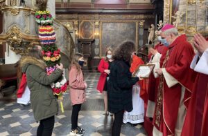 28.03.2021 Sandomierz. Bazylika katedralna. Wręczenie nagród laureatom diecezjalnego konkursu na najpiękniejszą wielkanocną palmę. Przedstawiciele Szkoły Podstawowej w Gawłuszowicach – pierwsze miejsce w kategorii zbiorowej. Dyplom wręcza biskup Krzysztof Nitkiewicz / Grażyna Szlęzak-Wójcik / Radio Kielce